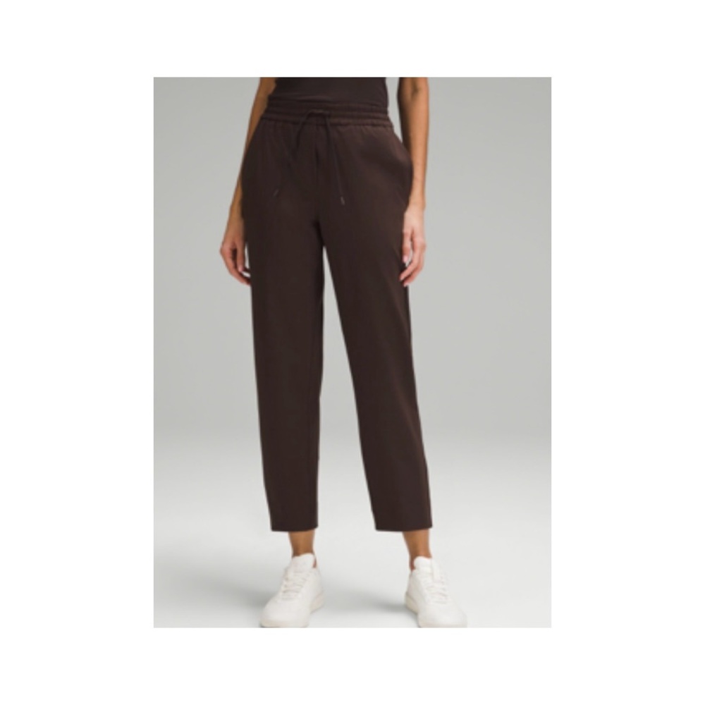 Lululemon tapered leg mid rise pant 7/8 size small